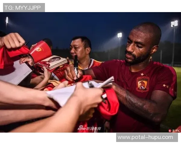 恒大足球队在香港录相活动中展现风采与激情引发球迷热烈反响